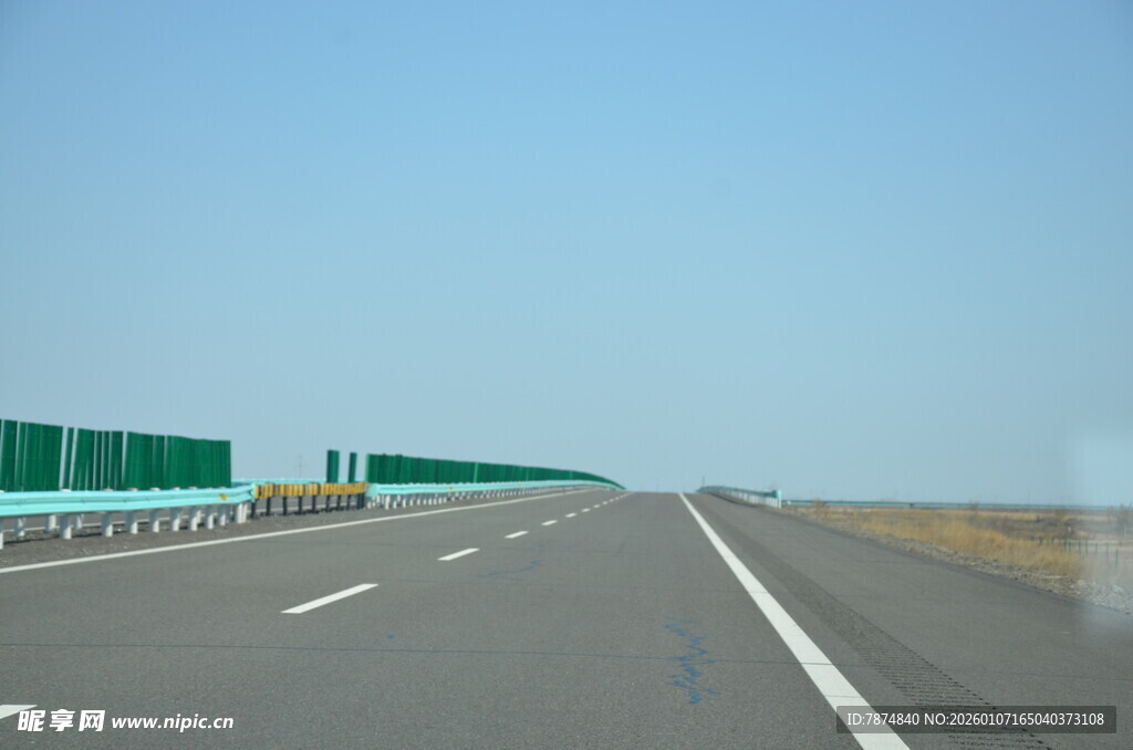 宽阔公路延伸向远方