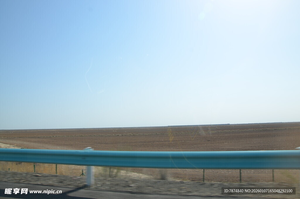 公路旁开阔的原野风光