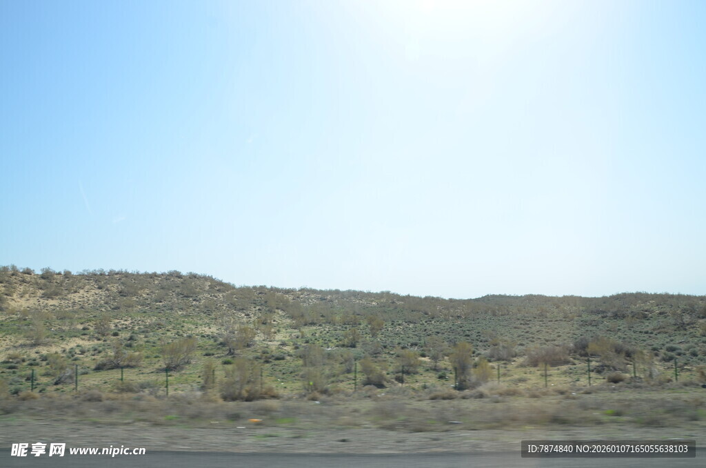 公路边的开阔山野风光