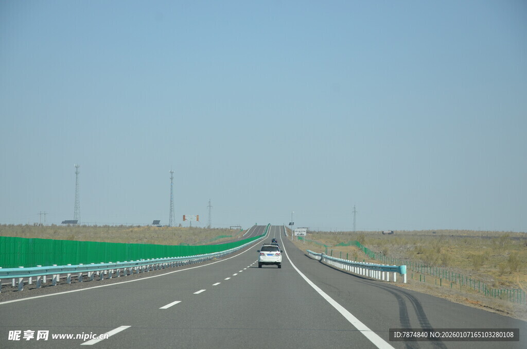 宽阔公路上的车辆行驶