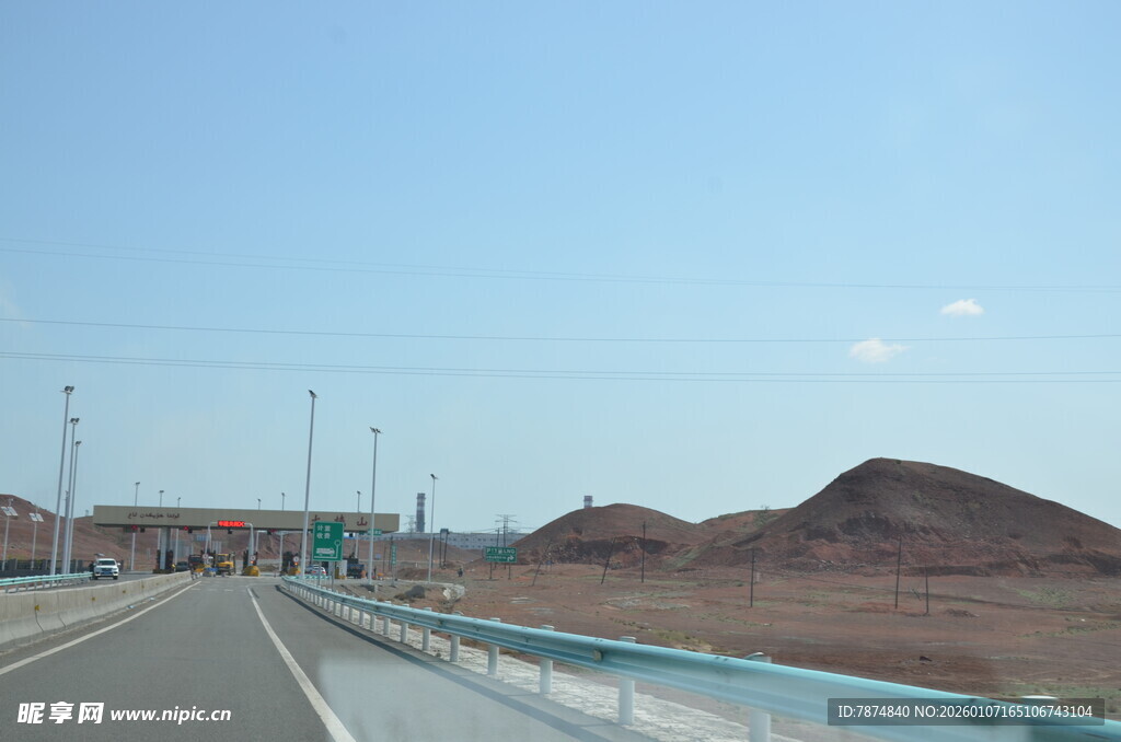 公路旁的开阔风景