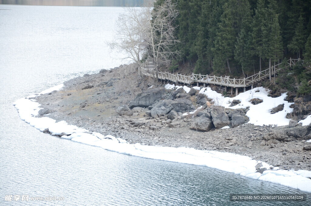 冬日湖边岸景