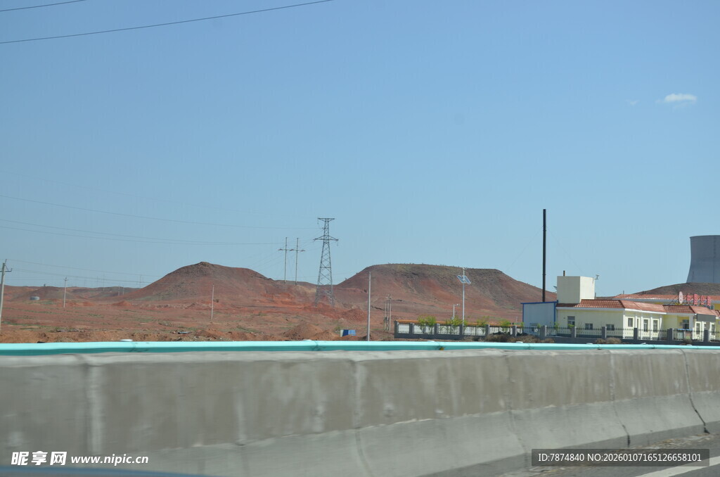 公路旁红褐色山丘景观