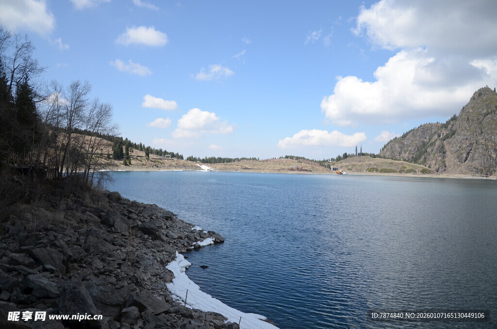 湖畔风光 远山蓝天映碧水