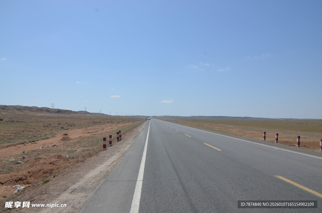 空旷公路延伸至远方