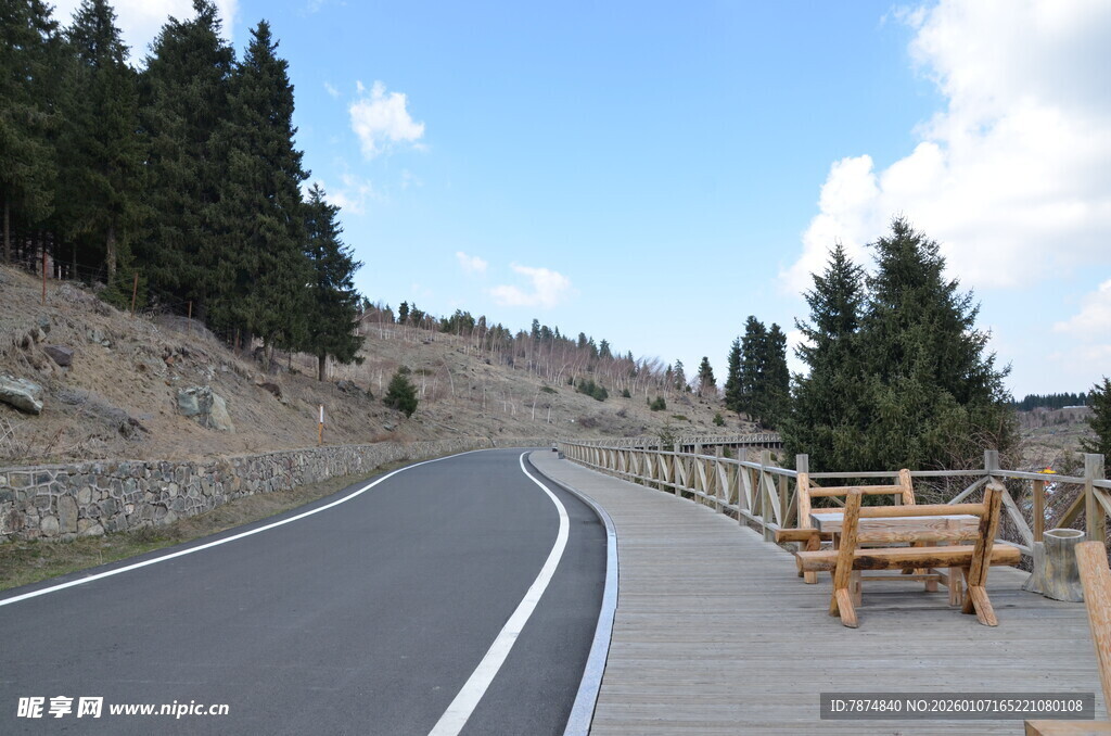 山间公路旁的休憩长椅