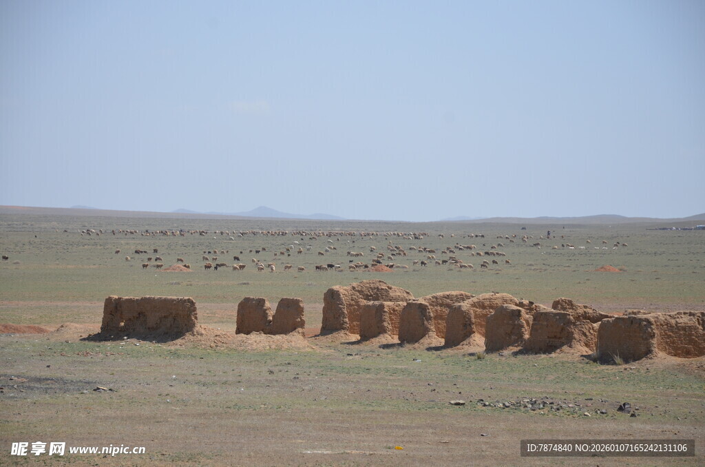草原上的干草垛景观