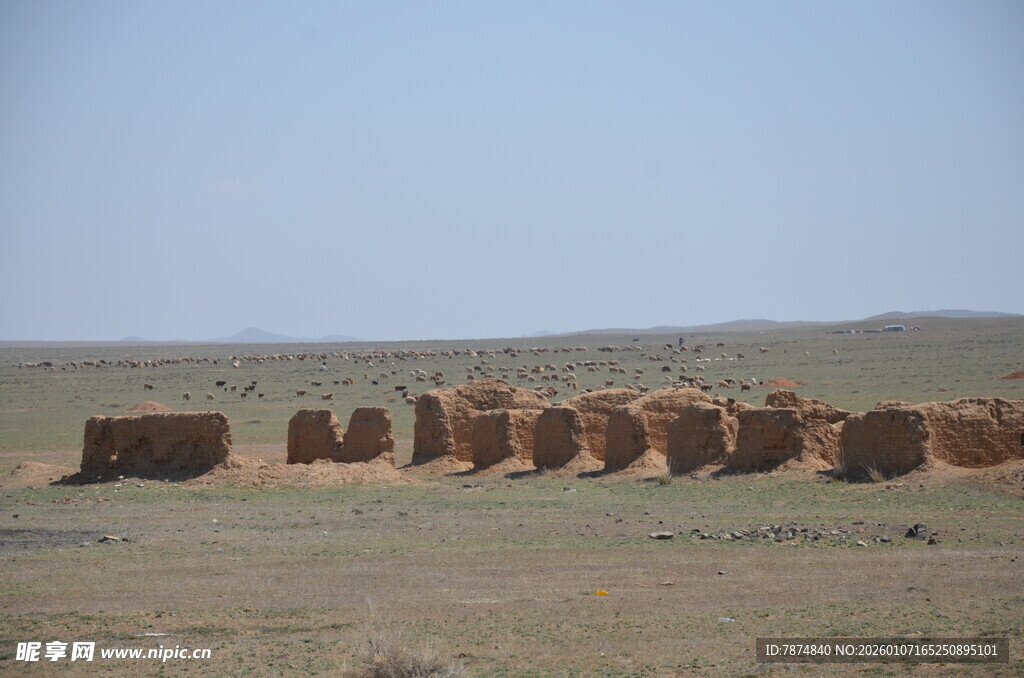 草原上的干草垛