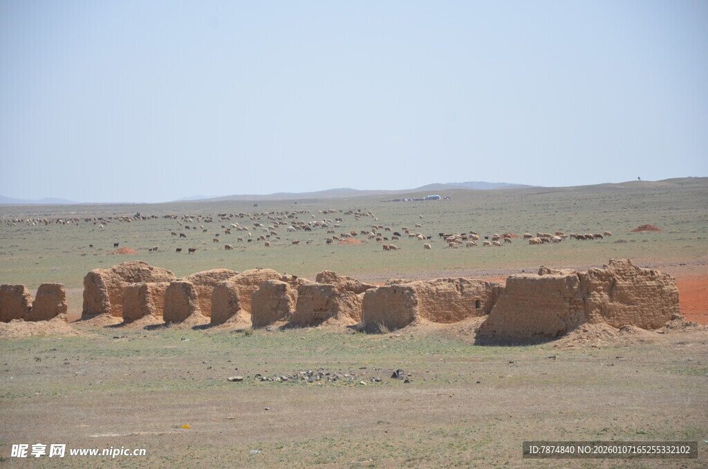 沙漠中的古老土堆遗迹
