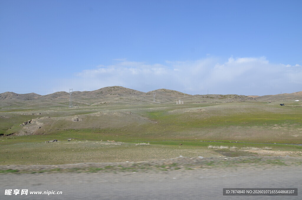 广袤草原边的开阔公路