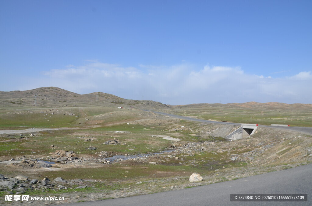 公路旁的开阔原野风光