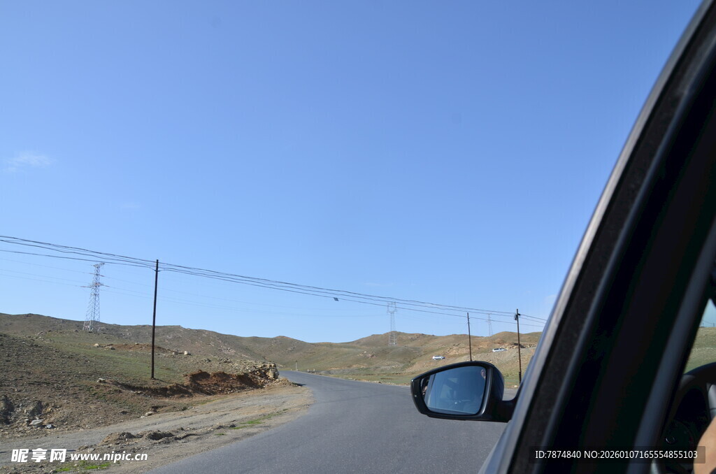 车窗外的公路与开阔风景