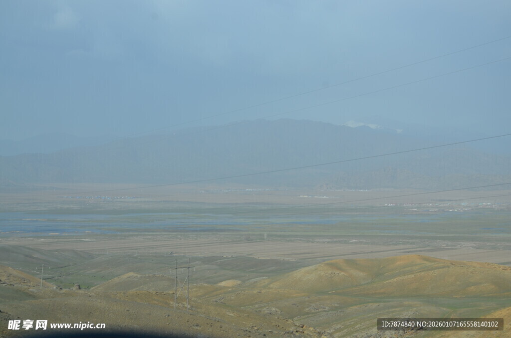 广袤原野与远山景观