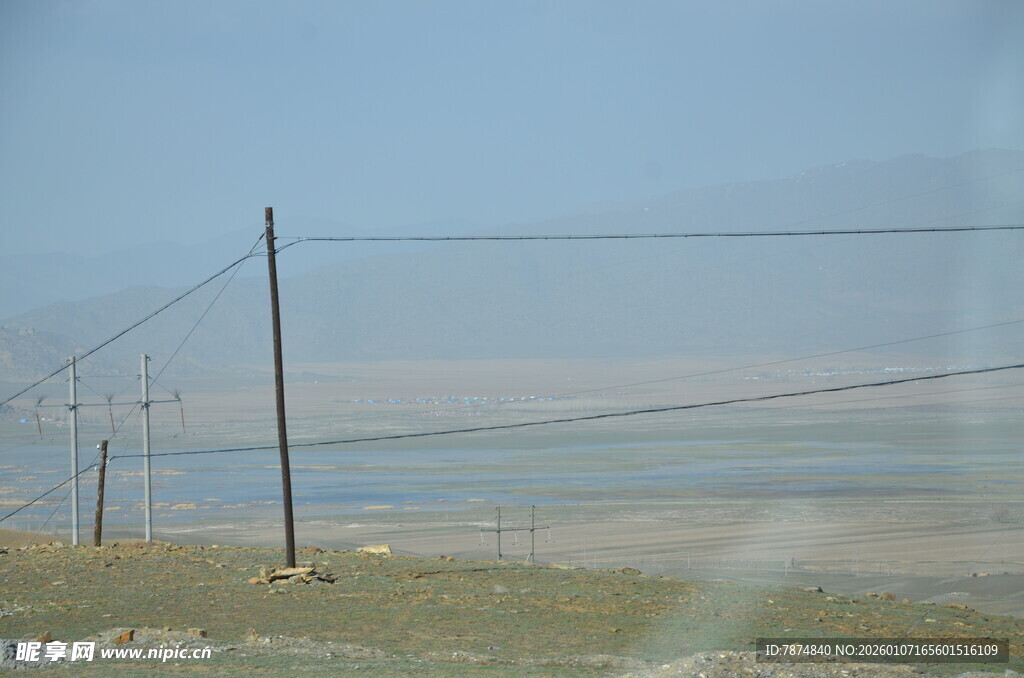 公路旁的电线杆与开阔风景
