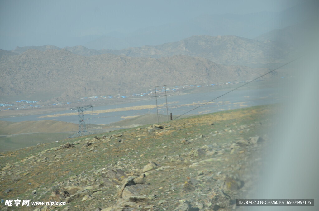 荒漠旷野中的输电线路景观