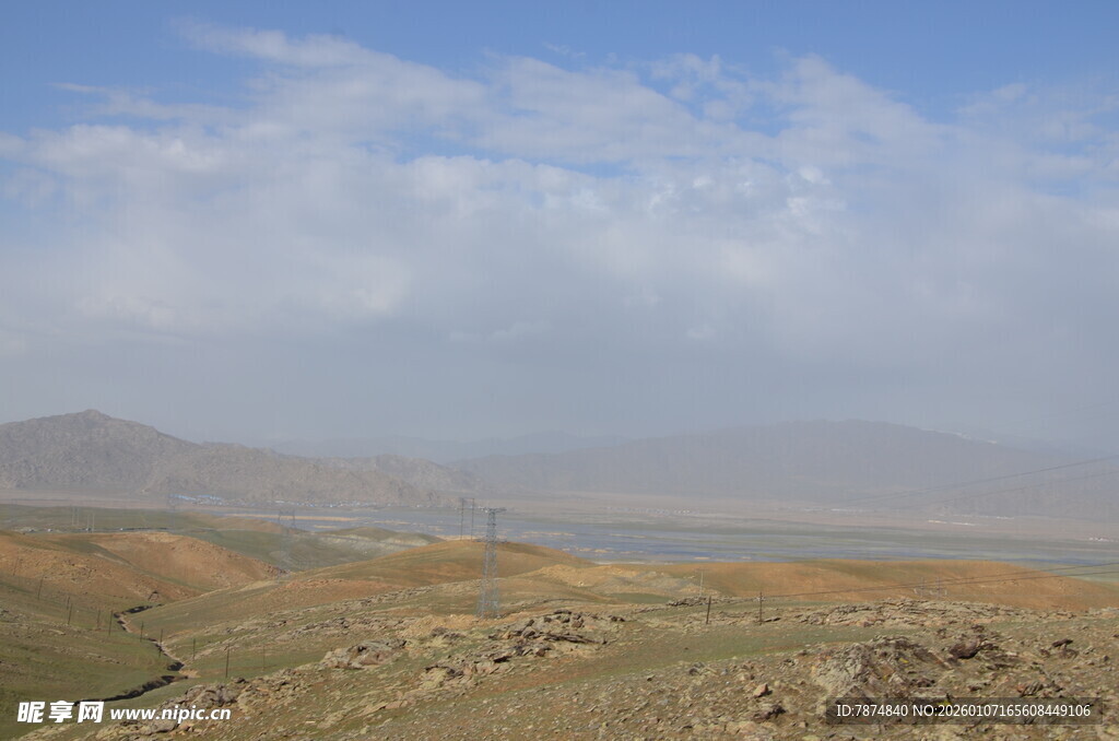 山间云雾缭绕的壮美景色