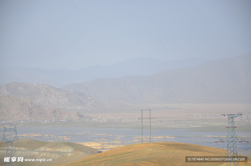 荒漠中的输电设施景观