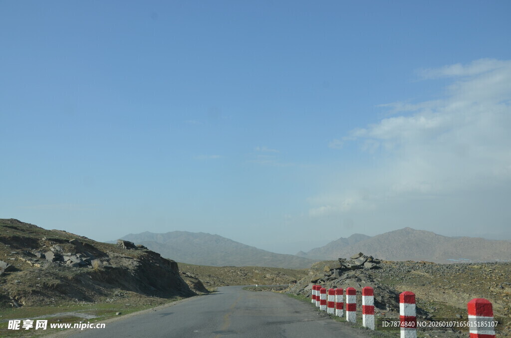 蜿蜒公路伸向远方