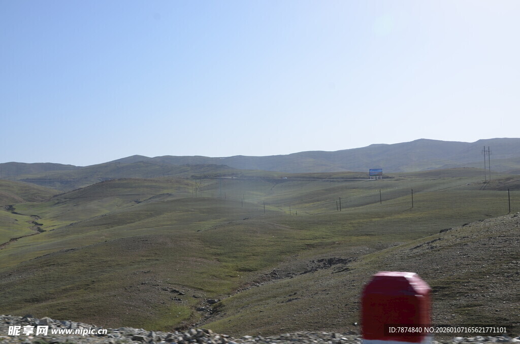 山景中的红色标志物