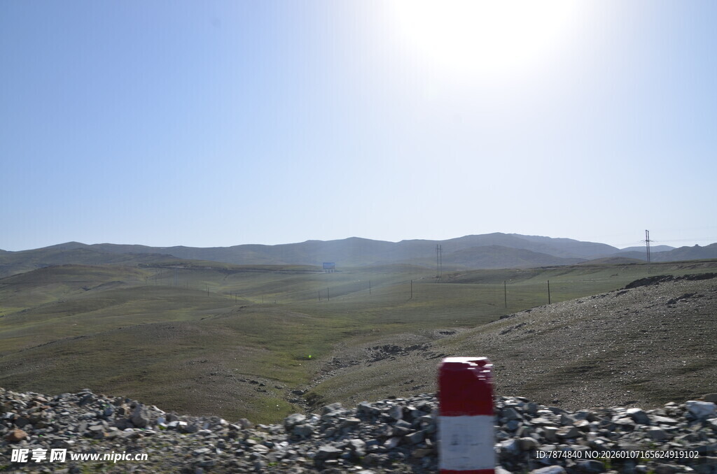 高原风光中的警示标识