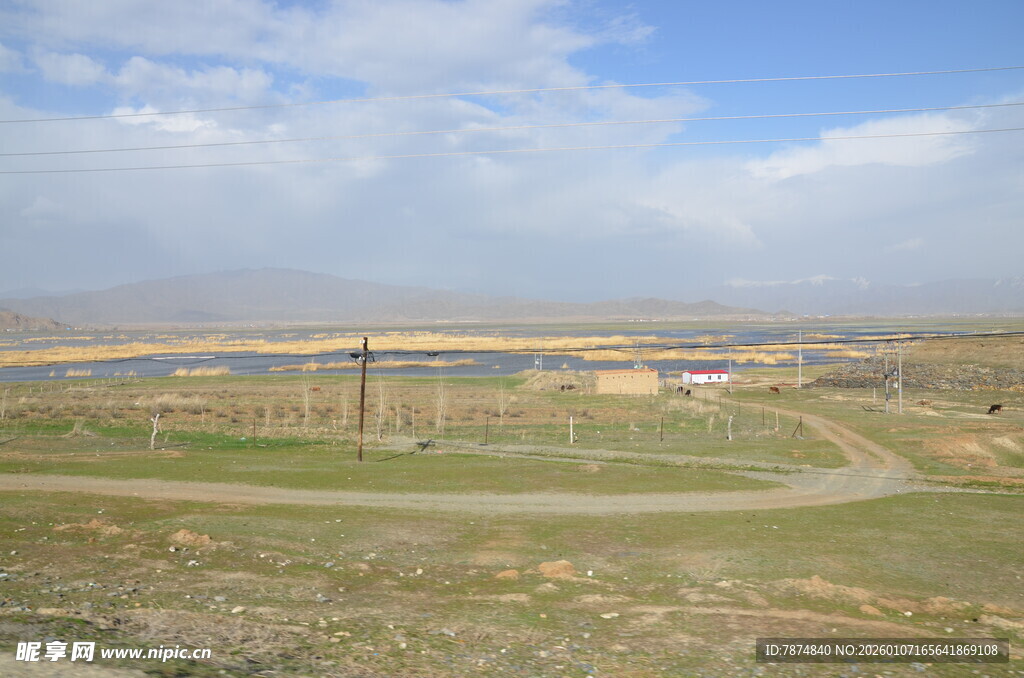 户外开阔风景 远处设施