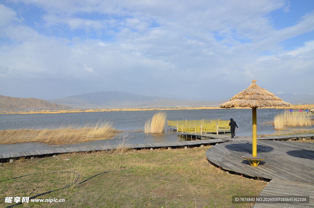 湖畔木栈道上的休闲景致