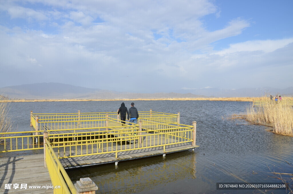 湖畔木栈道上的两人身影