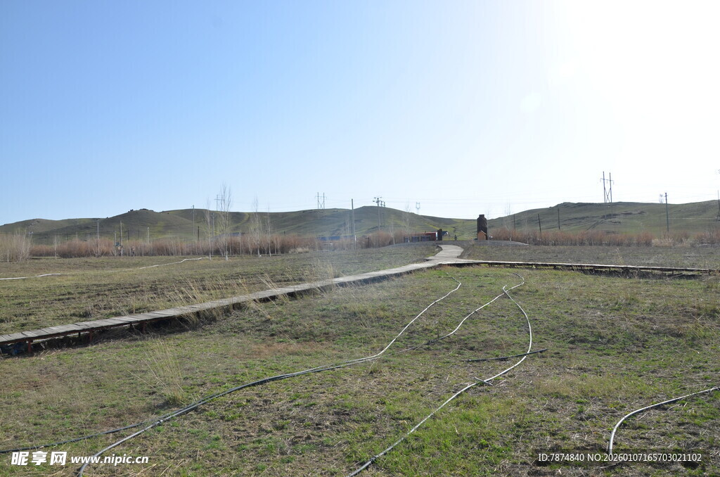 开阔田野中的一人独行