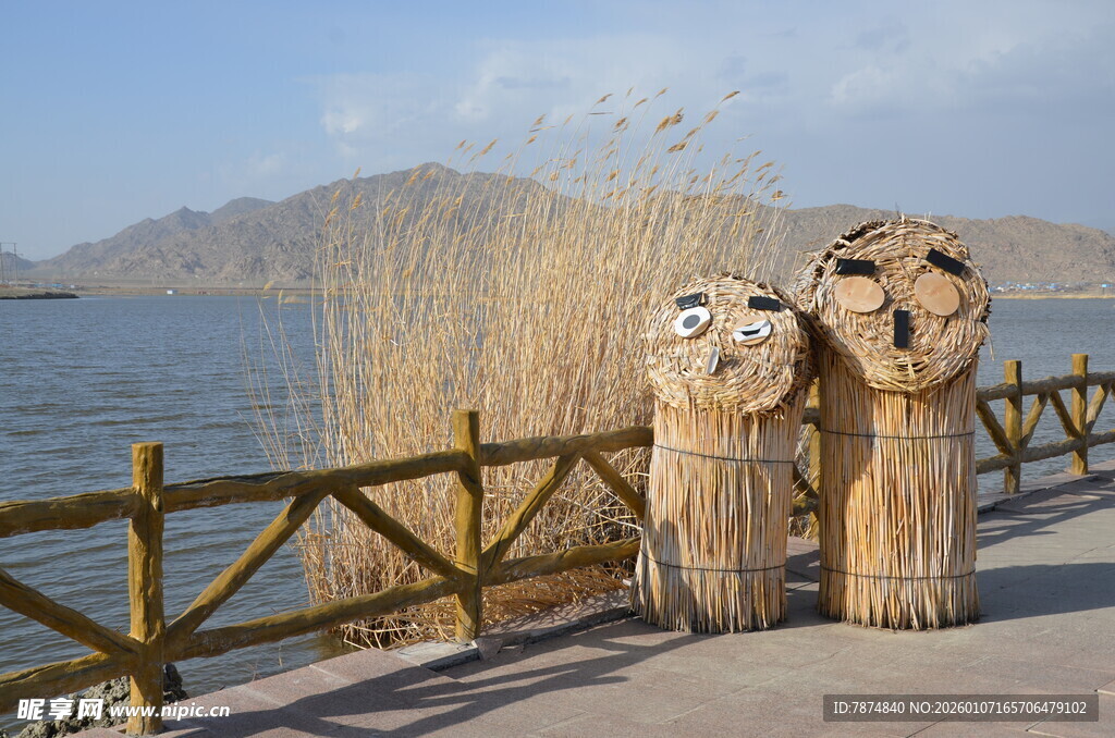湖边可爱稻草人装饰景观