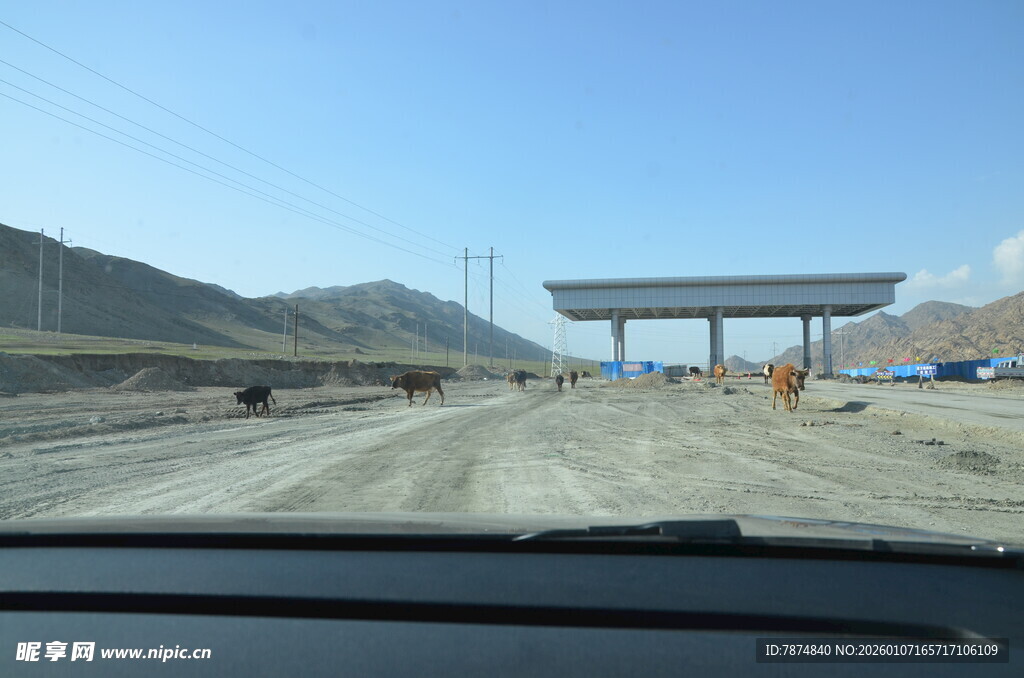 公路施工现场的开阔景象