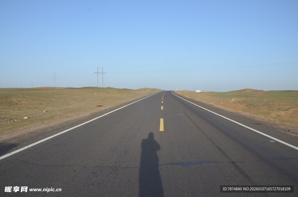 空旷公路上的孤独人影