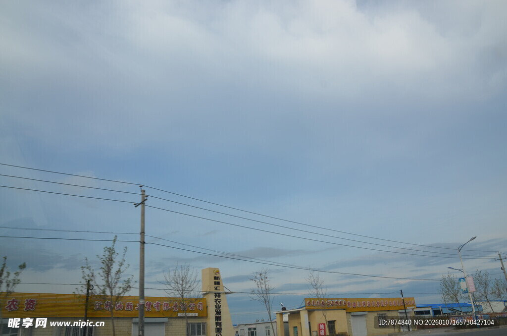 乡村天空下的简易建筑