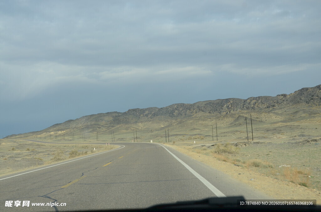 公路伸向远方的旷野风景
