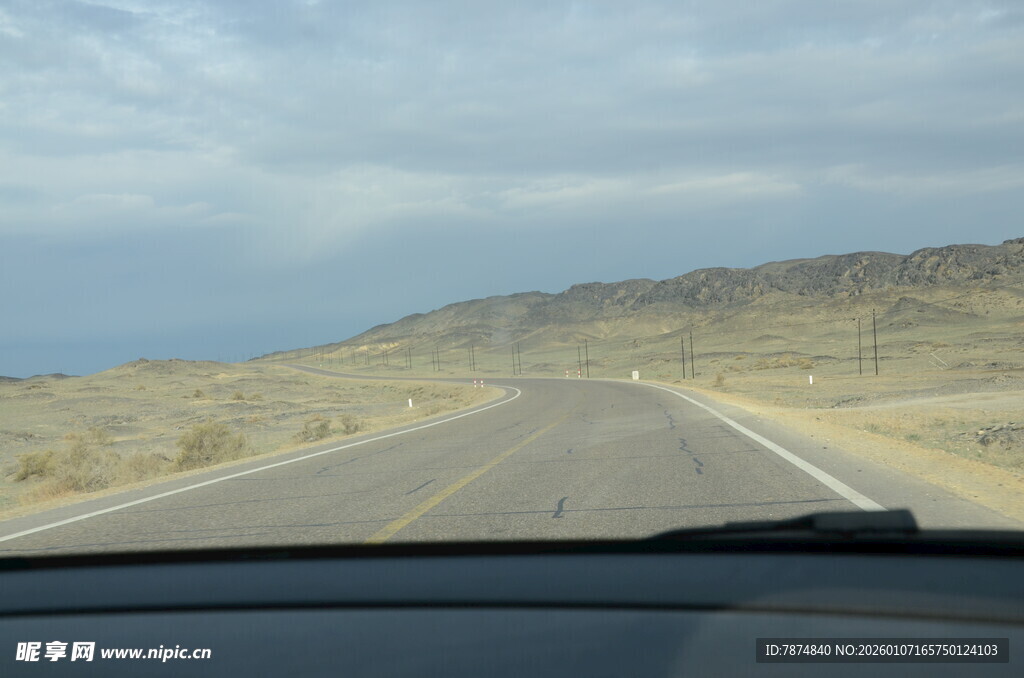 车内视角的荒漠公路景象