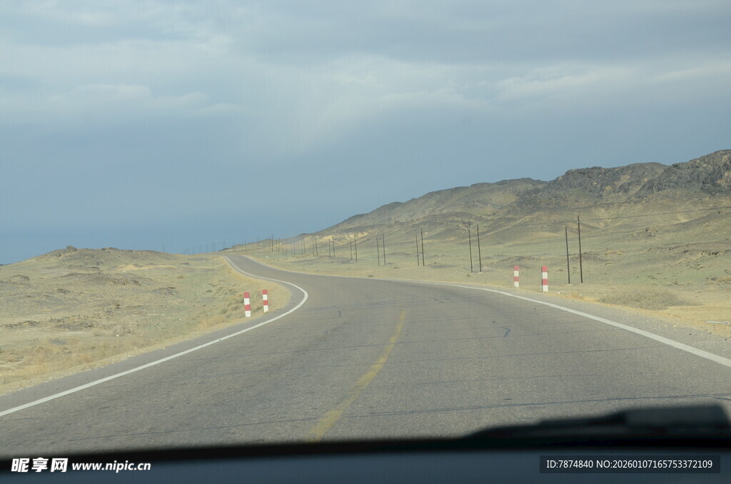 蜿蜒公路穿行于荒野