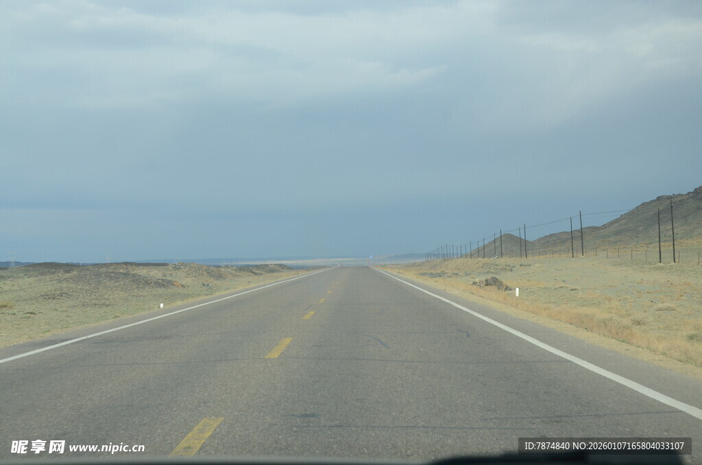 公路伸向远方的开阔景象