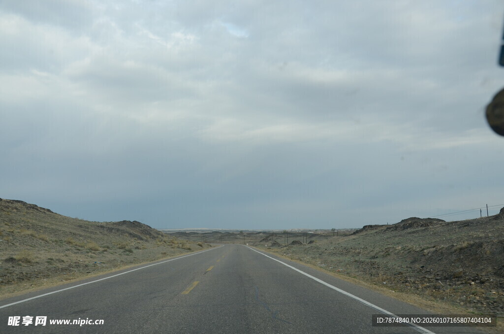 空旷公路延伸向远方