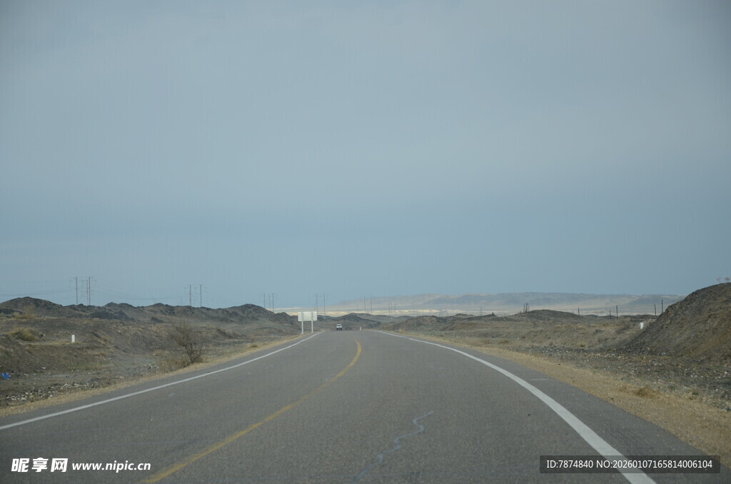 空旷公路延伸向远方