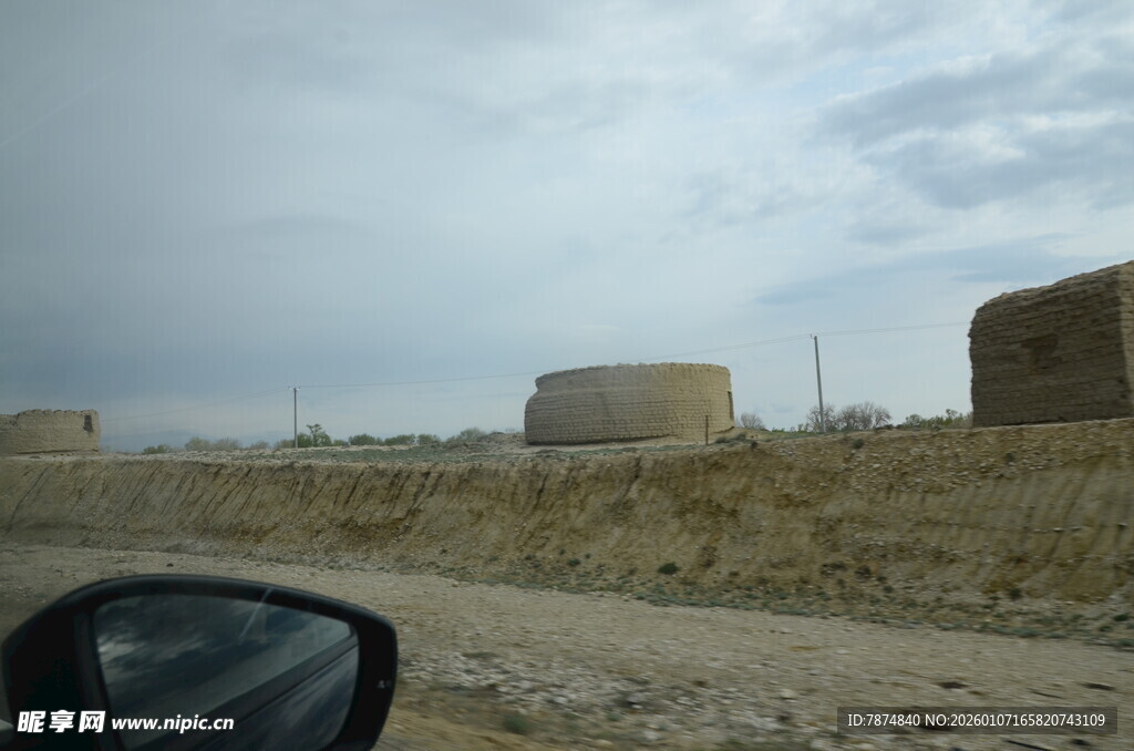 沙漠公路旁的神秘圆顶建筑