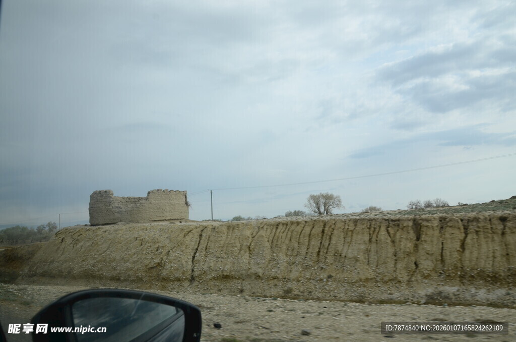 荒漠中的古老建筑景观