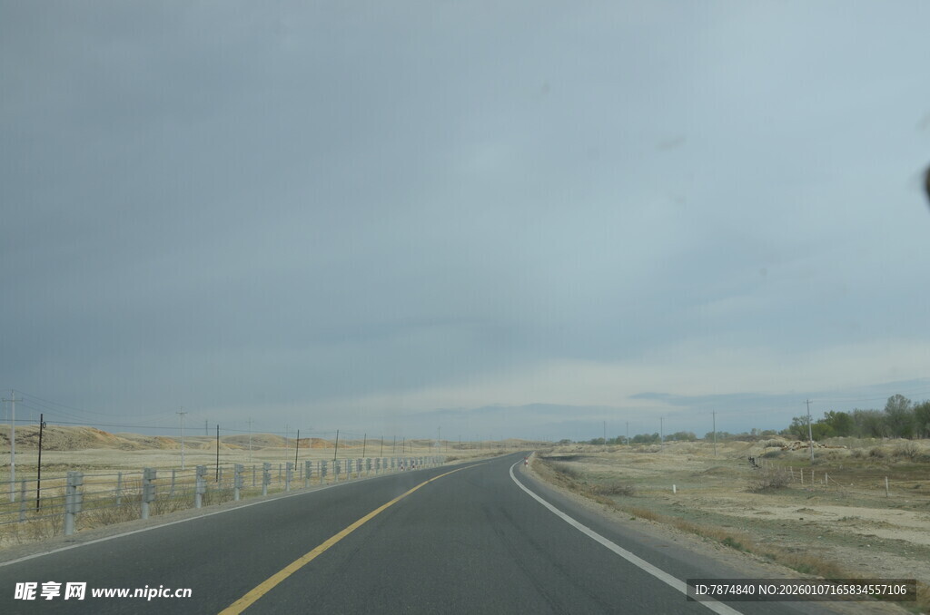 空旷公路延伸向远方