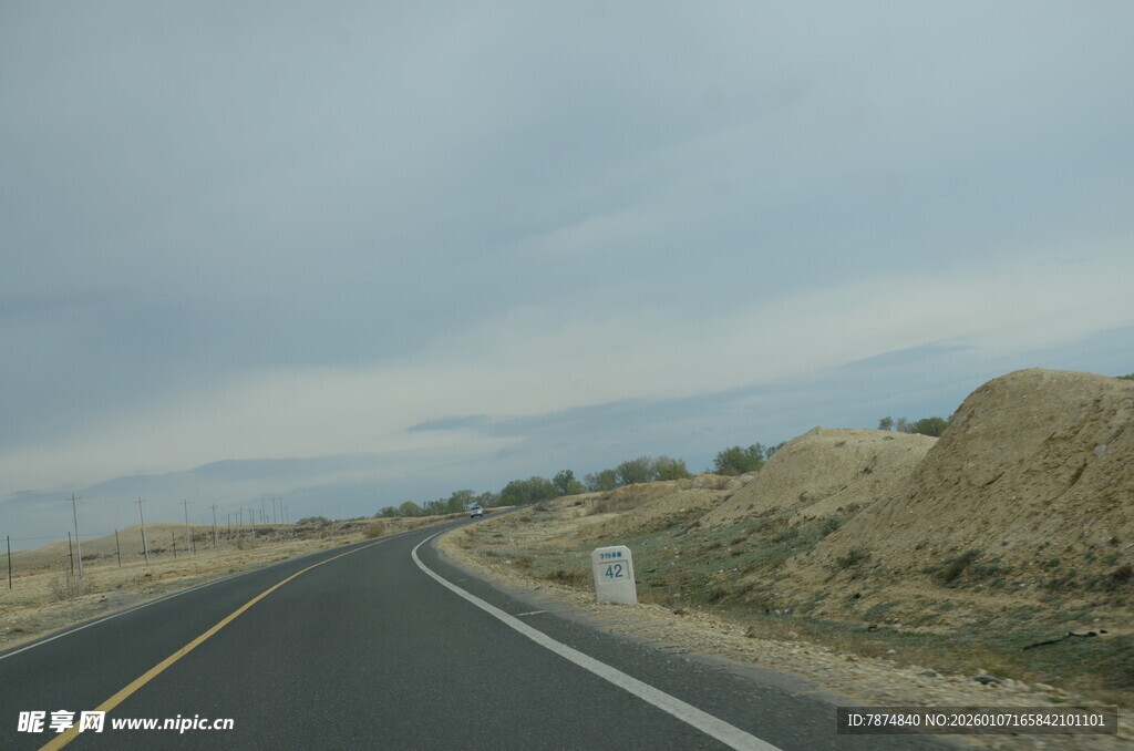 空旷公路延伸向远方