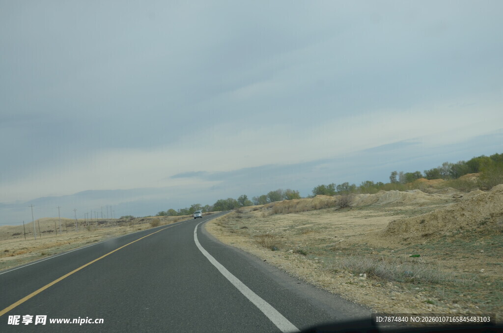公路延伸向远方风景