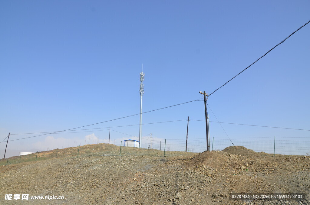荒野中的电力设施