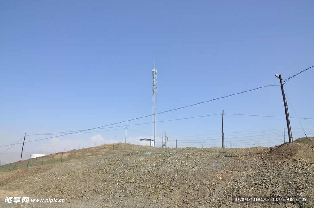 野外通信塔与围栏景观