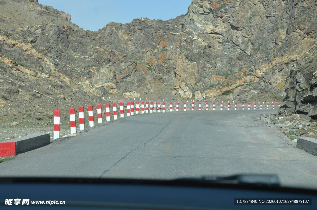 公路上的红白相间路障