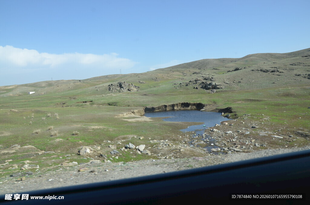 草原上的清澈小湖泊