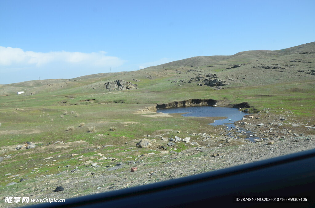 草原上的静谧小湖泊