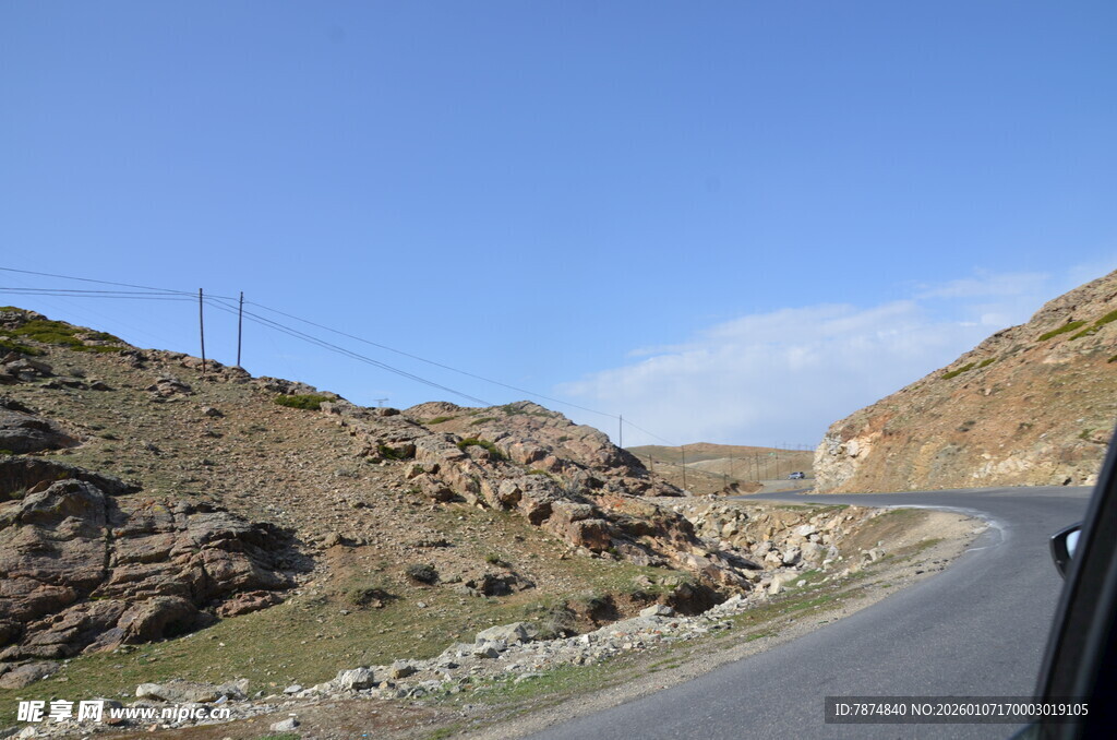 蜿蜒山间公路风景