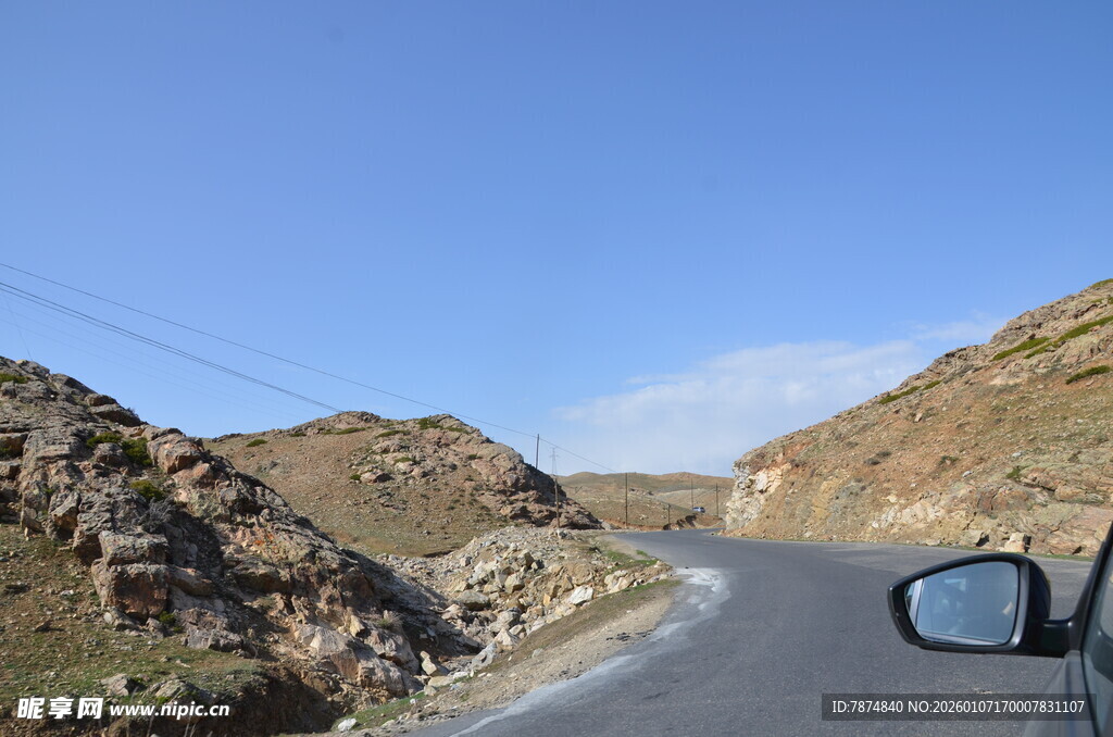 公路旁的山峦与蓝天